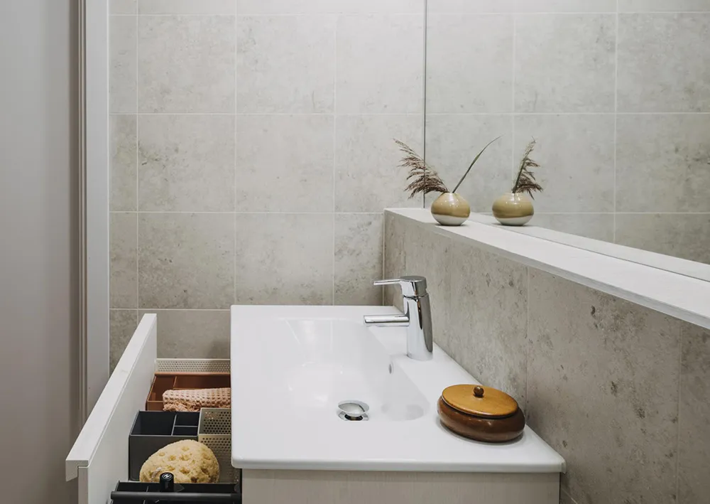 Spokojny skandynawski loft z czarną kuchnią i antresolą - Gallery image 19