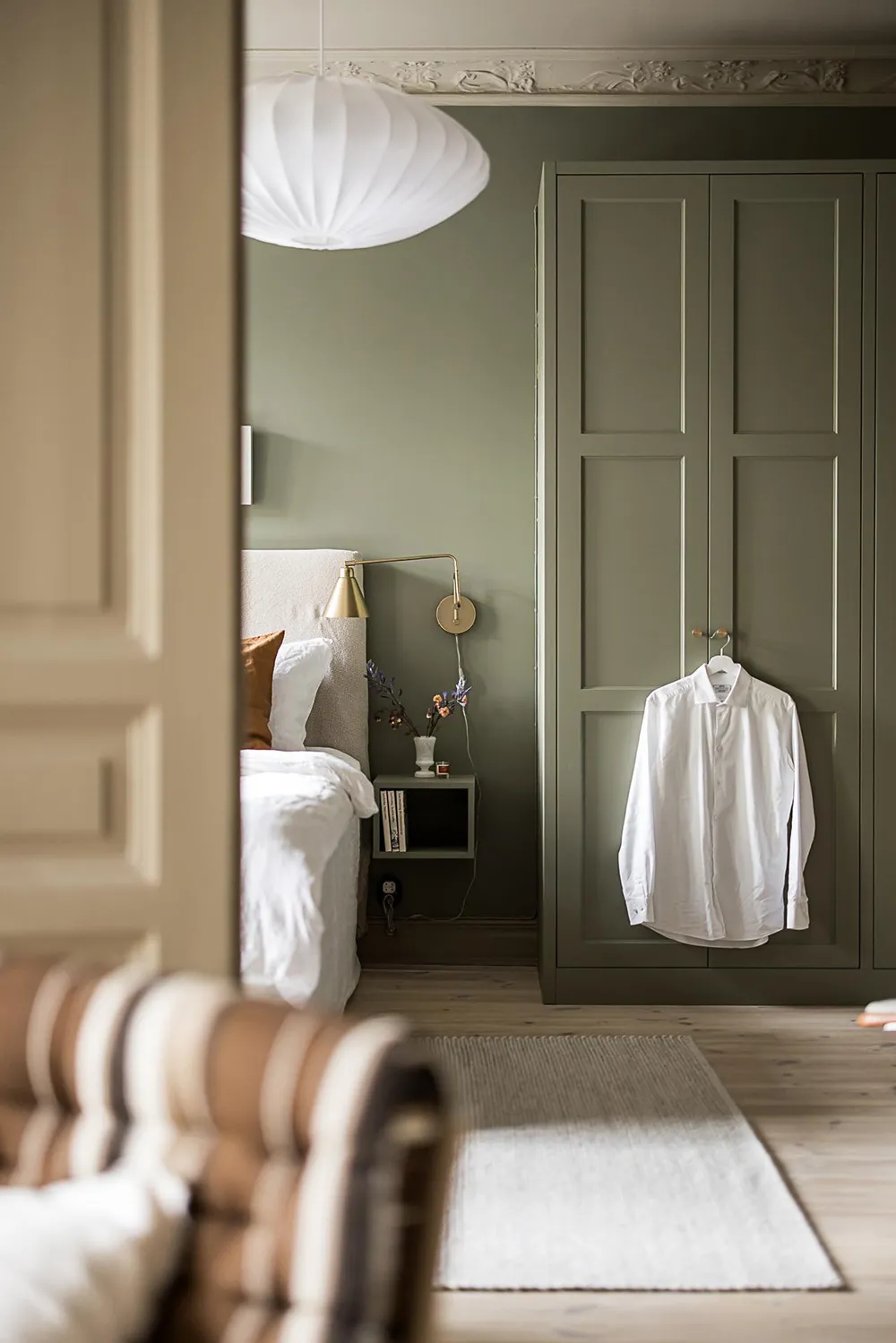 Стильные оттенки бежевого и зеленого в дизайне шведской квартиры (93 кв. м) - Gallery image 13