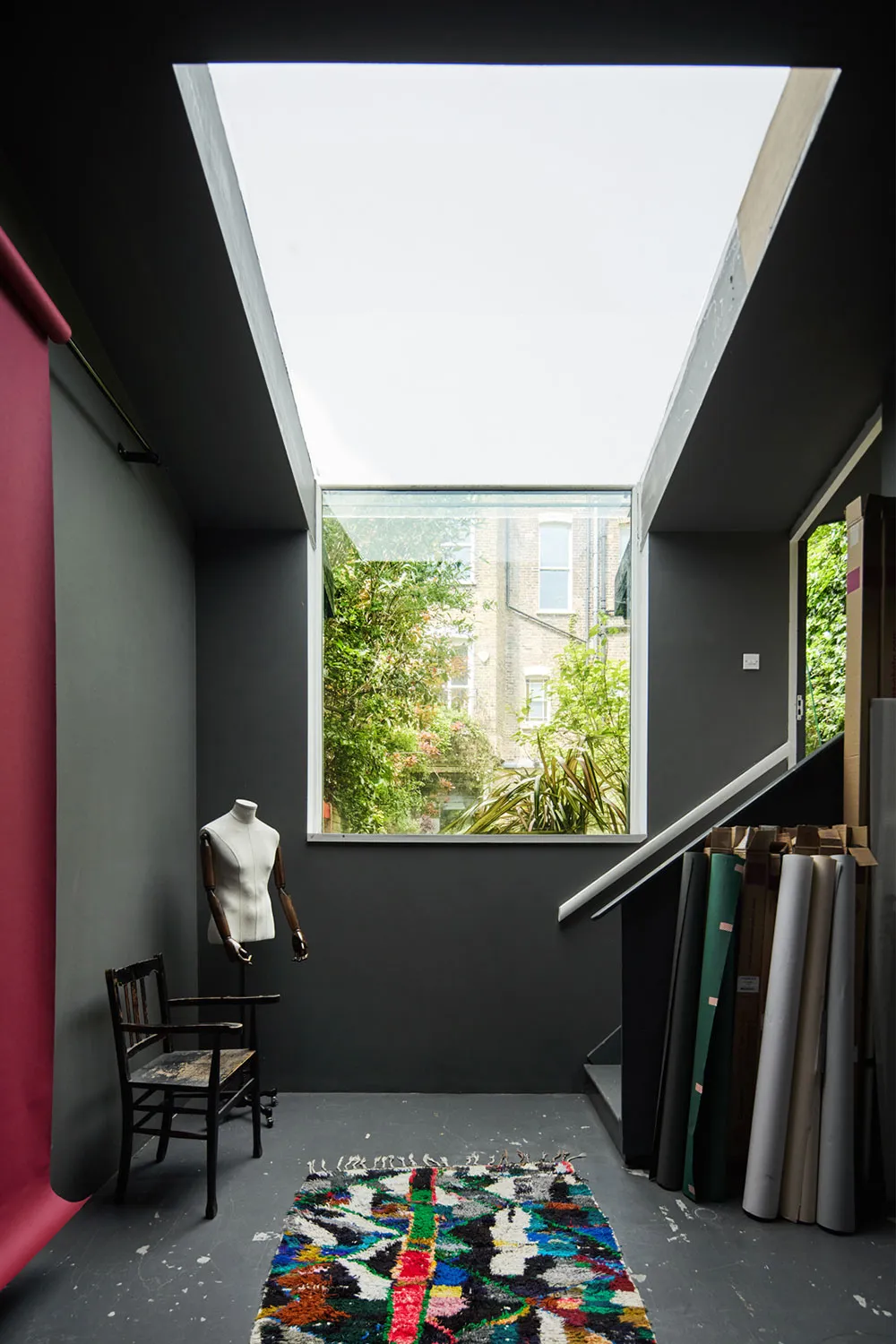 Interiores coloridos de una casa victoriana hermosa con jardín en Londres - Gallery image 24