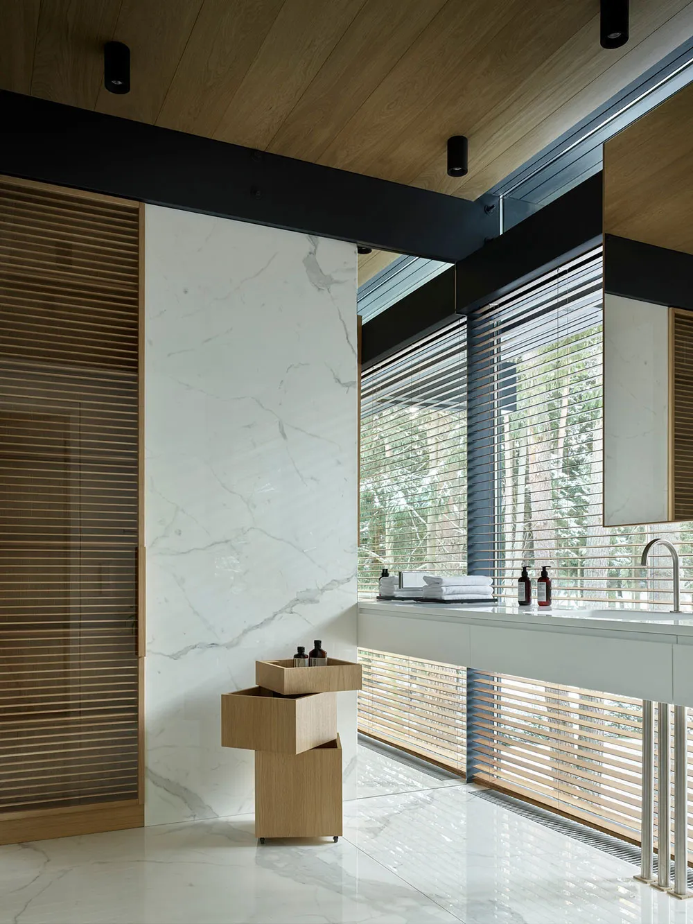 काँच की दीवारें एवं दूसरा प्रकाश: मॉस्को क्षेत्र में एक पाइन जंगल में स्थित आधुनिक कॉटेज - Gallery image 12