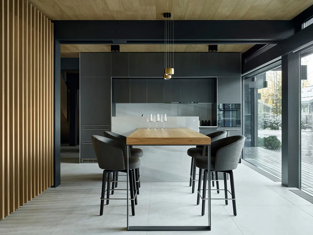 काँच की दीवारें एवं दूसरा प्रकाश: मॉस्को क्षेत्र में एक पाइन जंगल में स्थित आधुनिक कॉटेज - Gallery image 10