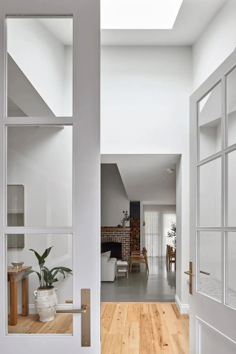 Interiores ligeros de un pequeño bungaló en la costa de Australia - Gallery image 3