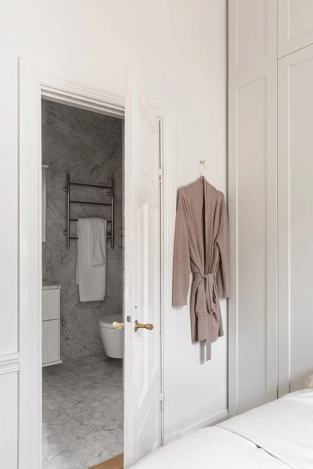 Естетичний інтер'єр невеликої квартири з ніжним декором - Gallery image 12