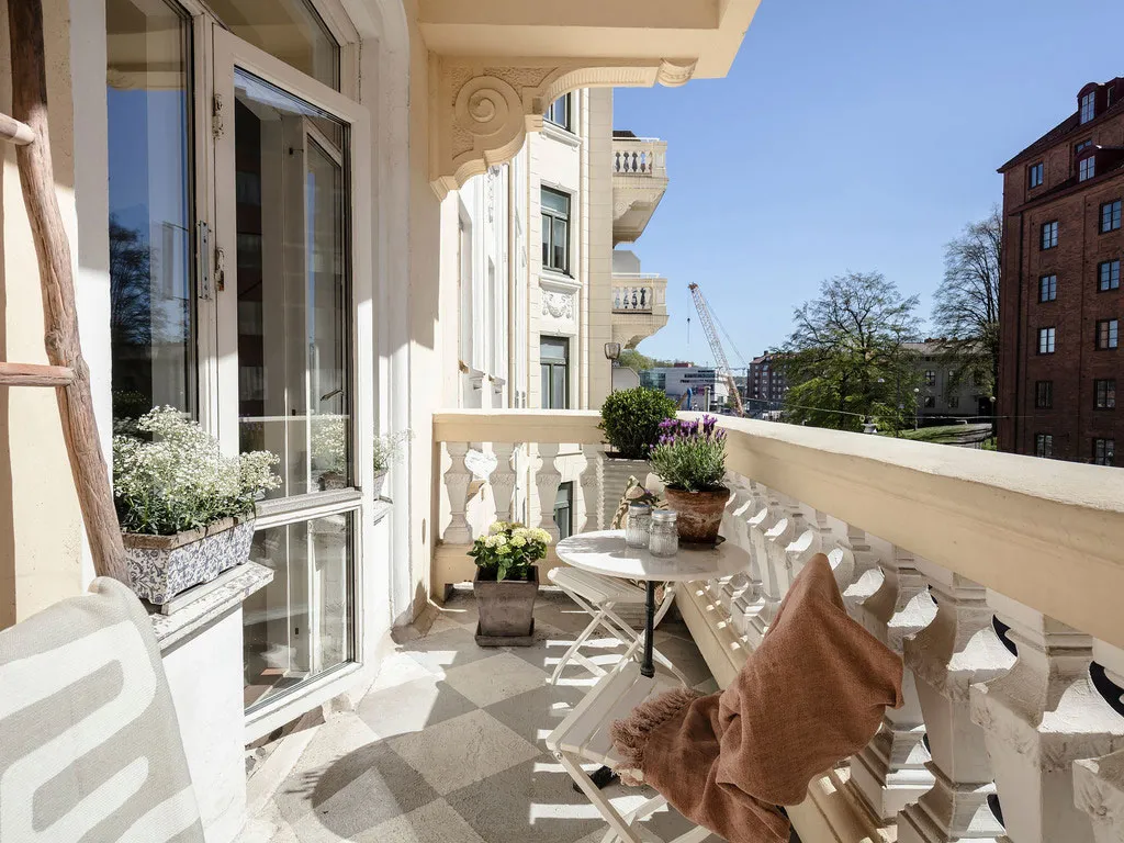 Простор и элегантность: большая и светлая квартира в Швеции - Gallery image 21