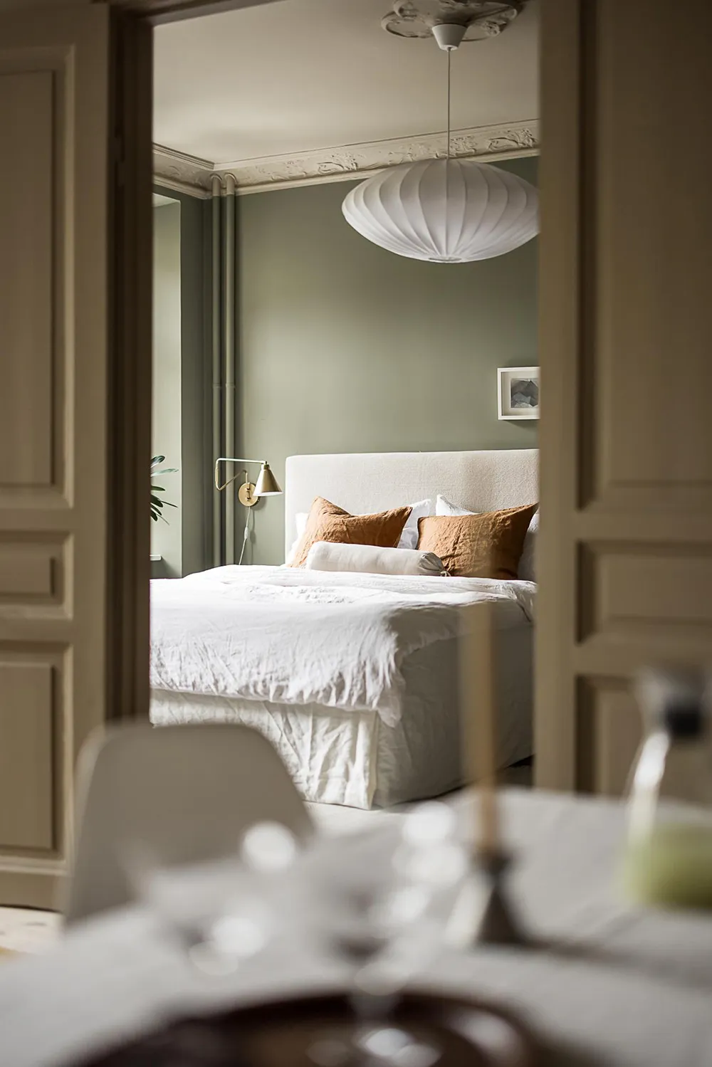 Стильные оттенки бежевого и зеленого в дизайне шведской квартиры (93 кв. м) - Gallery image 1