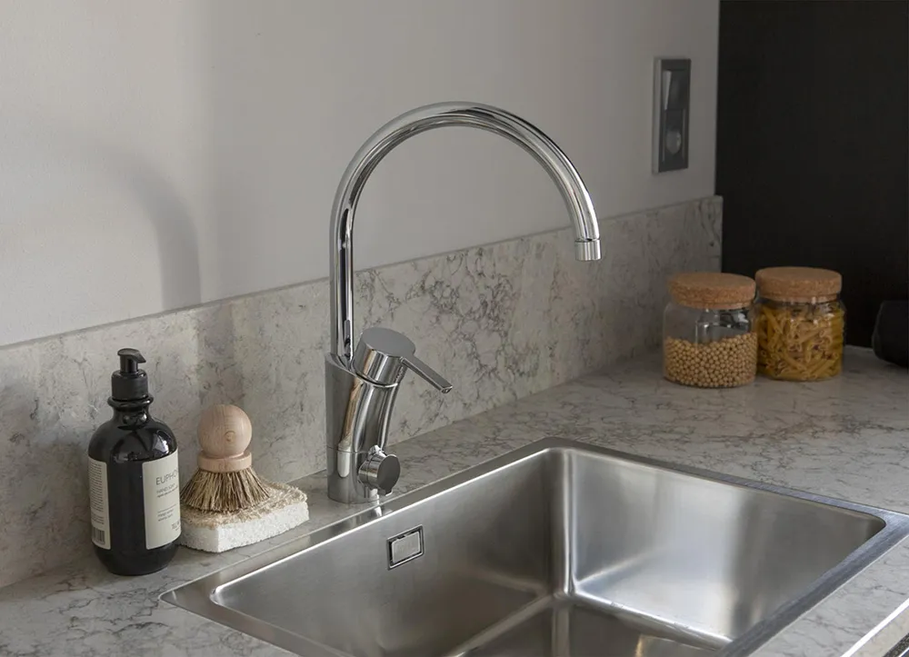 Spokojny skandynawski loft z czarną kuchnią i antresolą - Gallery image 5