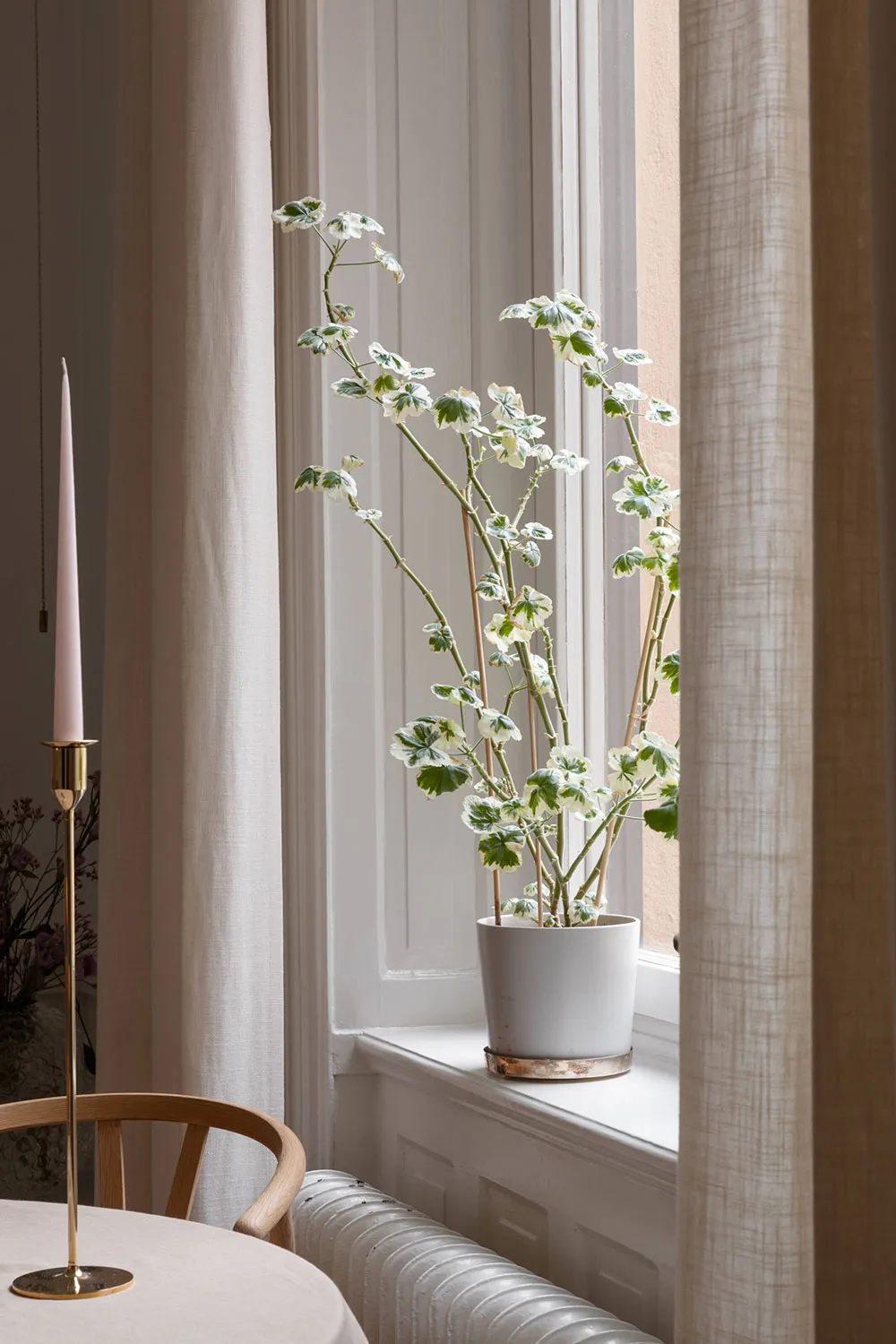 Естетичний інтер'єр невеликої квартири з ніжним декором - Gallery image 7