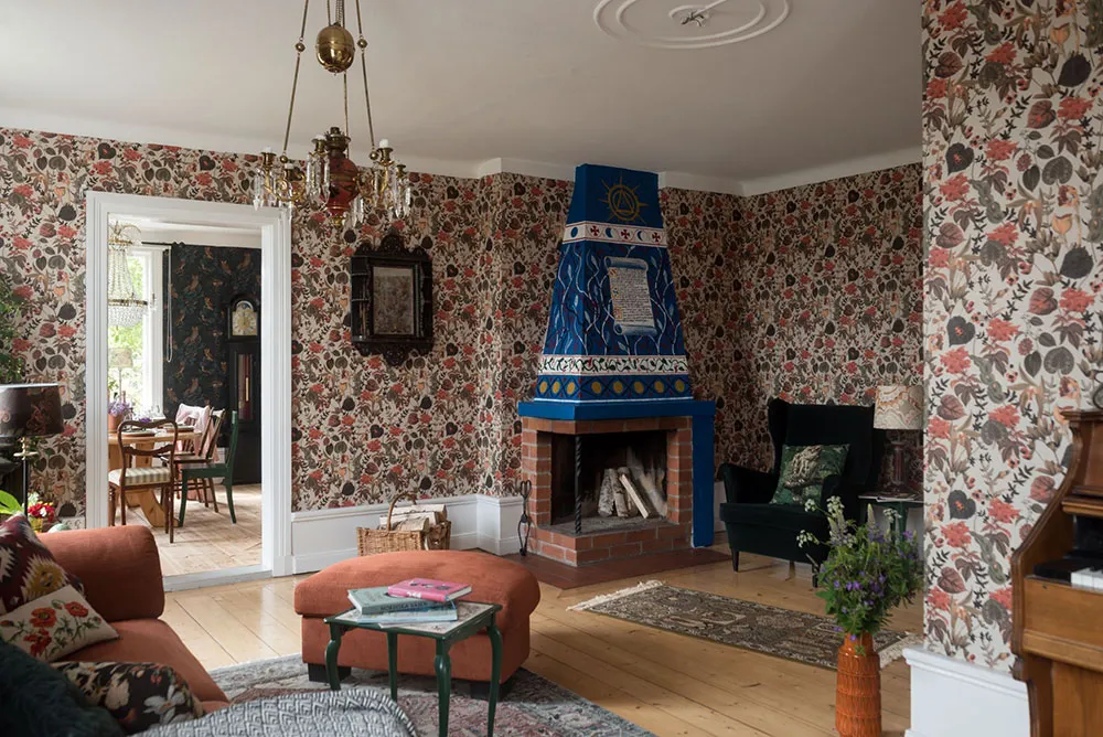 Atmosphärische blühdurchzogene Wandverkleidungen im skandinavischen Stil der schwedischen Datsche - Gallery image 13