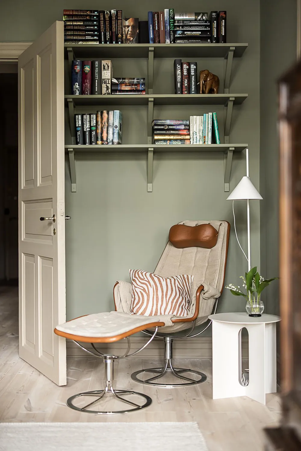 Стильные оттенки бежевого и зеленого в дизайне шведской квартиры (93 кв. м) - Gallery image 15