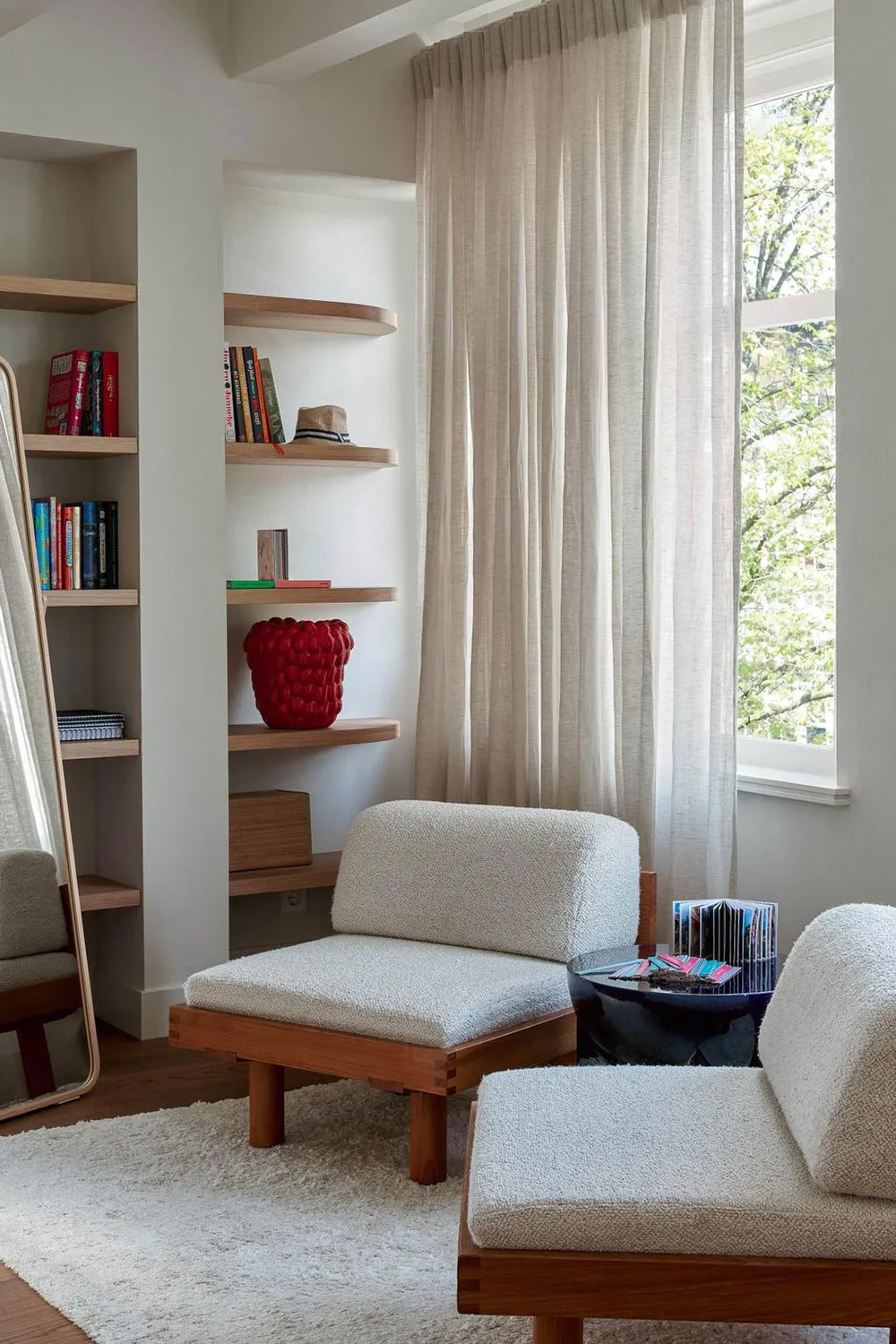 Beams and whimsical furniture: extravagant design of a small apartment in Amsterdam - Gallery image 10