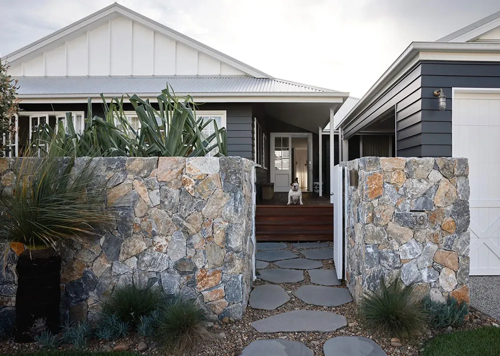Interiores ligeros de un pequeño bungaló en la costa de Australia - Gallery image 32