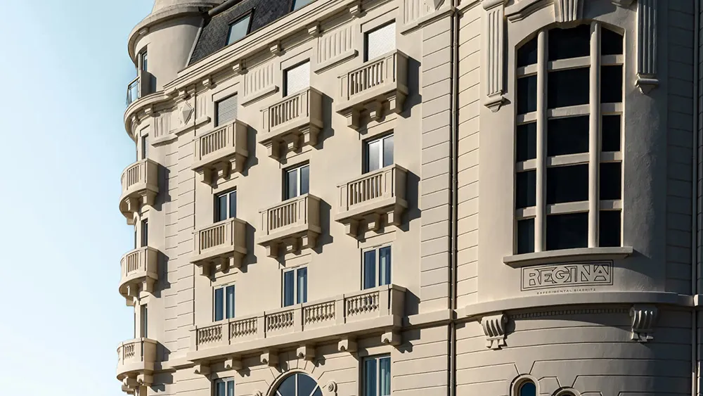 Полоски и смелые краски: стильный отель Regina Experimental на берегу океана - Gallery image 27