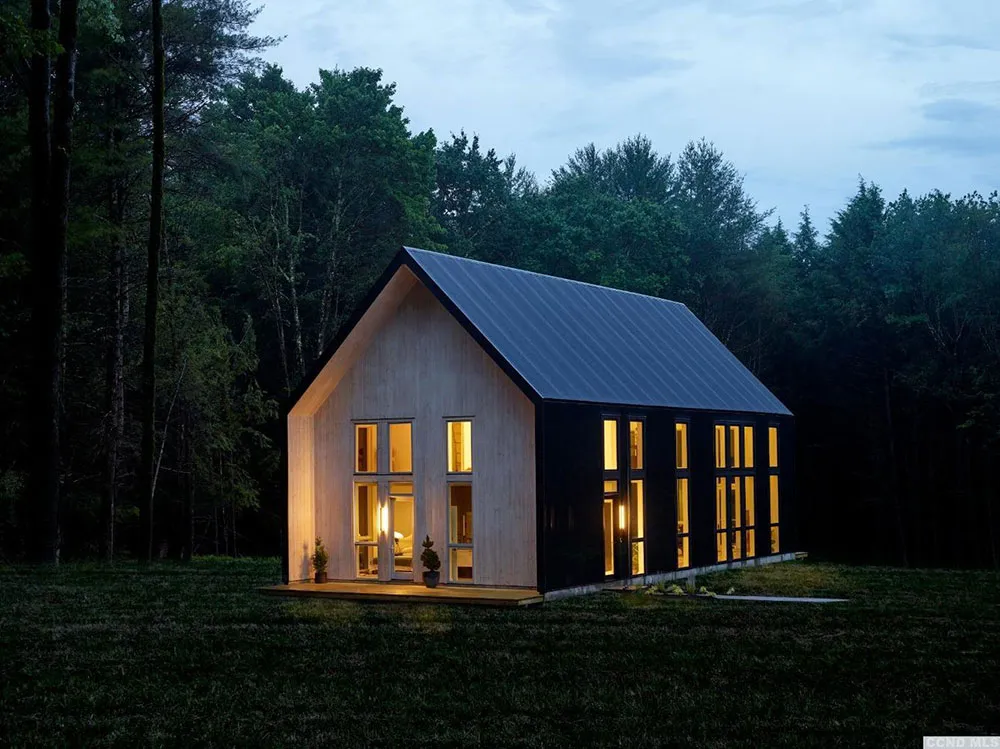 Високі стеля та багато вікон: будинок у амбарному стилі посеред лісу - Gallery image 2