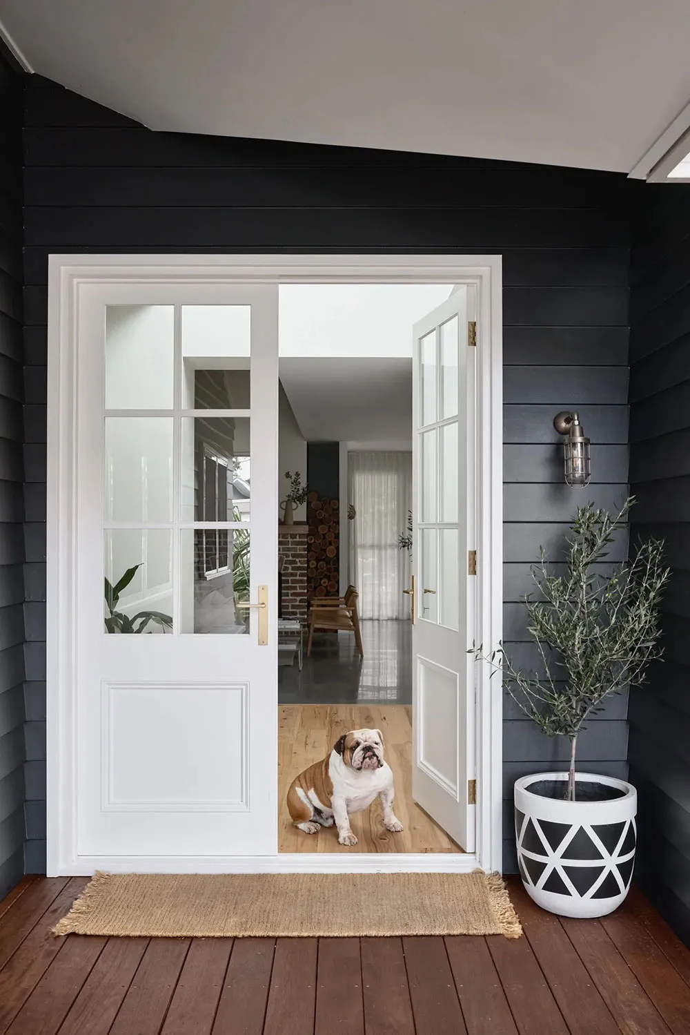 Interiores ligeros de un pequeño bungaló en la costa de Australia - Gallery image 2