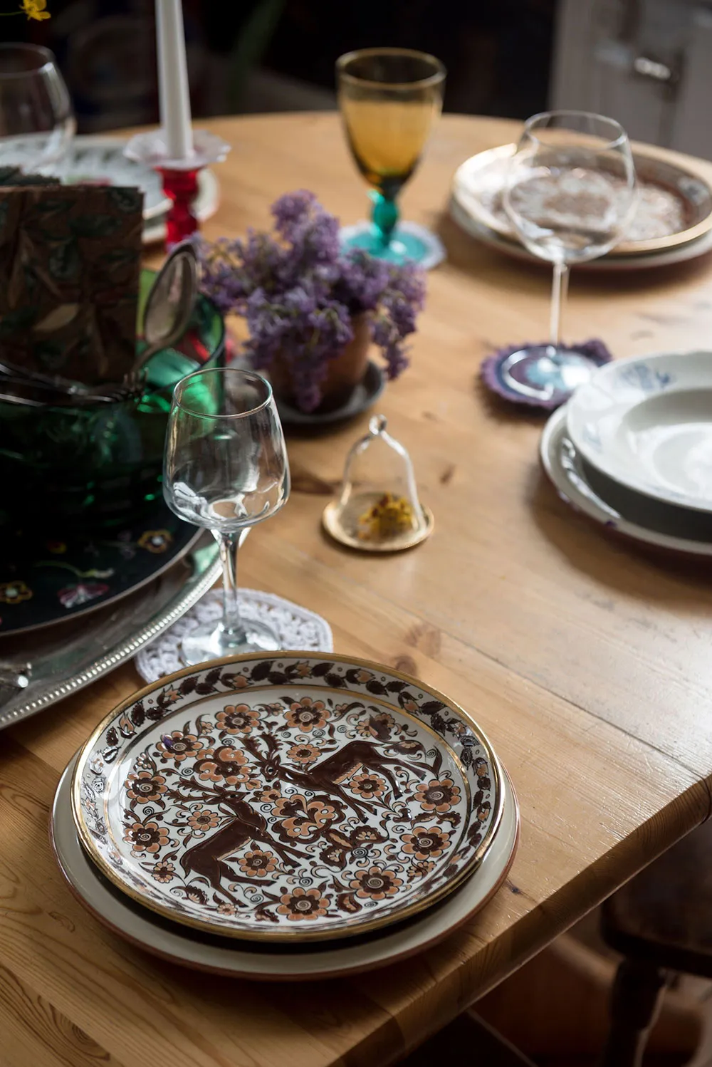 Atmosphärische blühdurchzogene Wandverkleidungen im skandinavischen Stil der schwedischen Datsche - Gallery image 5