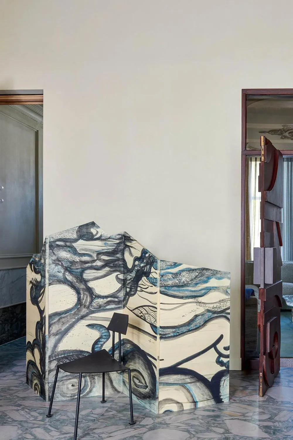 Beams and whimsical furniture: extravagant design of a small apartment in Amsterdam - Gallery image 11