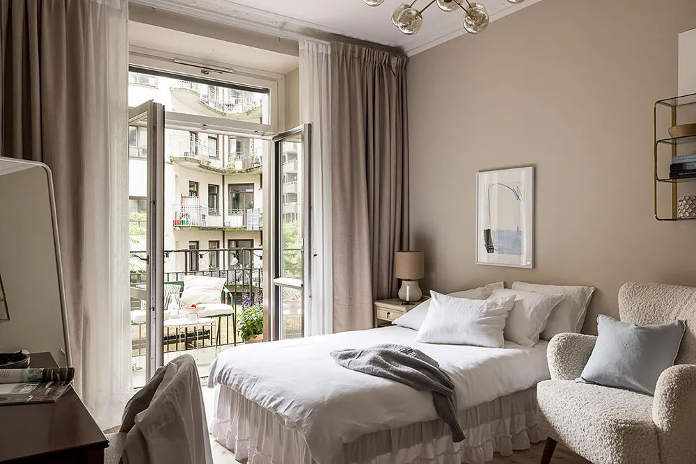 Стильные оттенки бежевого и зеленого в дизайне шведской квартиры (93 кв. м) - Gallery image 20