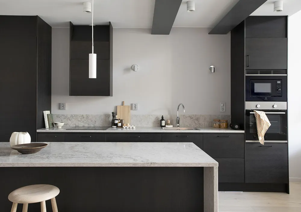 Spokojny skandynawski loft z czarną kuchnią i antresolą - Gallery image 4