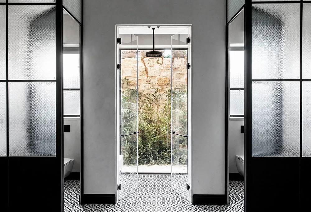 Beau maison en pierre en Israël avec beaucoup de blanc dans les intérieurs - Gallery image 25