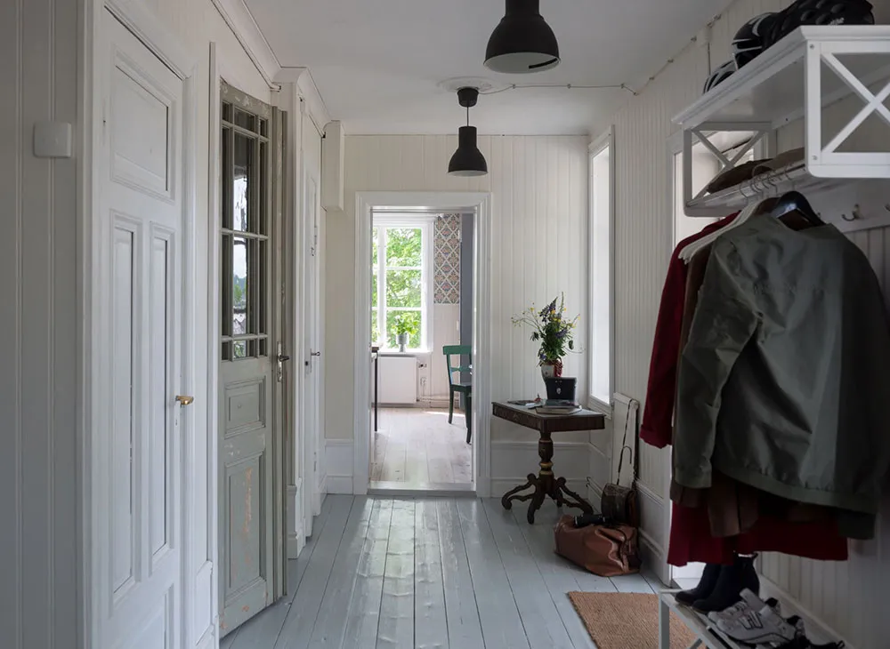 Atmosphärische blühdurchzogene Wandverkleidungen im skandinavischen Stil der schwedischen Datsche - Gallery image 11