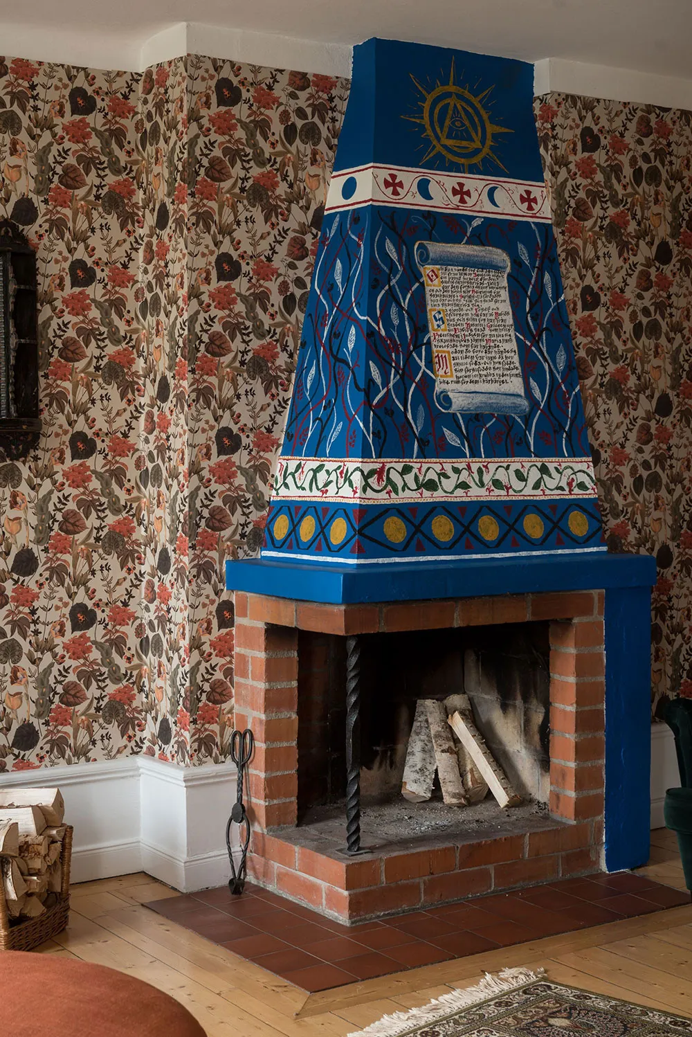 Atmosphärische blühdurchzogene Wandverkleidungen im skandinavischen Stil der schwedischen Datsche - Gallery image 14