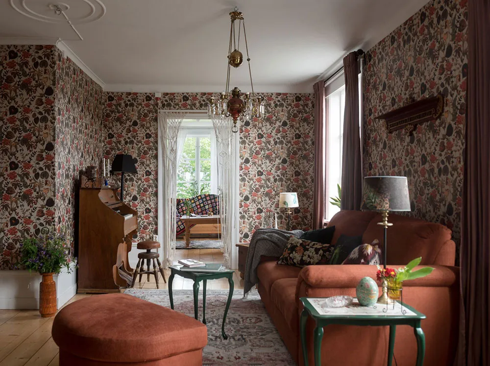 Atmosphärische blühdurchzogene Wandverkleidungen im skandinavischen Stil der schwedischen Datsche - Gallery image 16