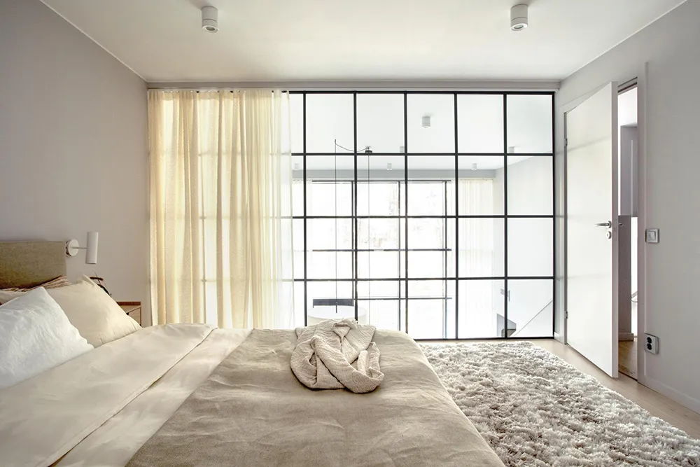 Spokojny skandynawski loft z czarną kuchnią i antresolą - Gallery image 14