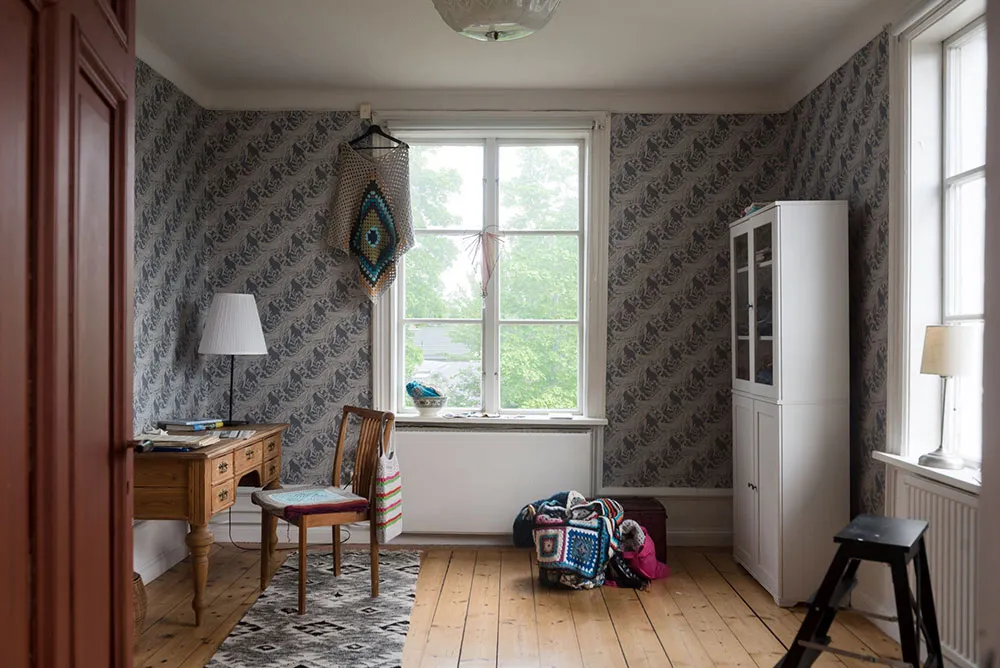 Atmosphärische blühdurchzogene Wandverkleidungen im skandinavischen Stil der schwedischen Datsche - Gallery image 25