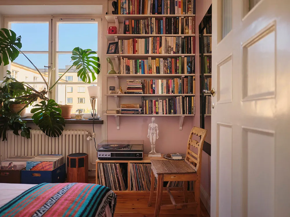 Summer Paints and Bold Posters: Light Eclecticism in Stockholm (52 sq. m) - Gallery image 12