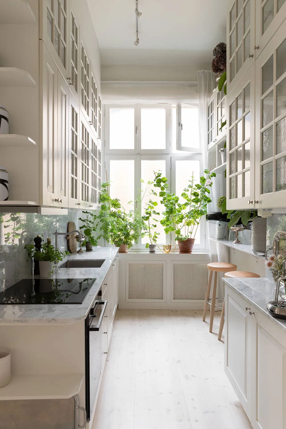 Естетичний інтер'єр невеликої квартири з ніжним декором - Gallery image 17