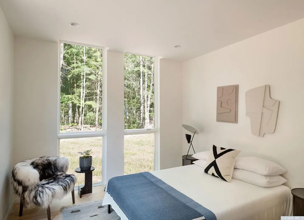 Високі стеля та багато вікон: будинок у амбарному стилі посеред лісу - Gallery image 10