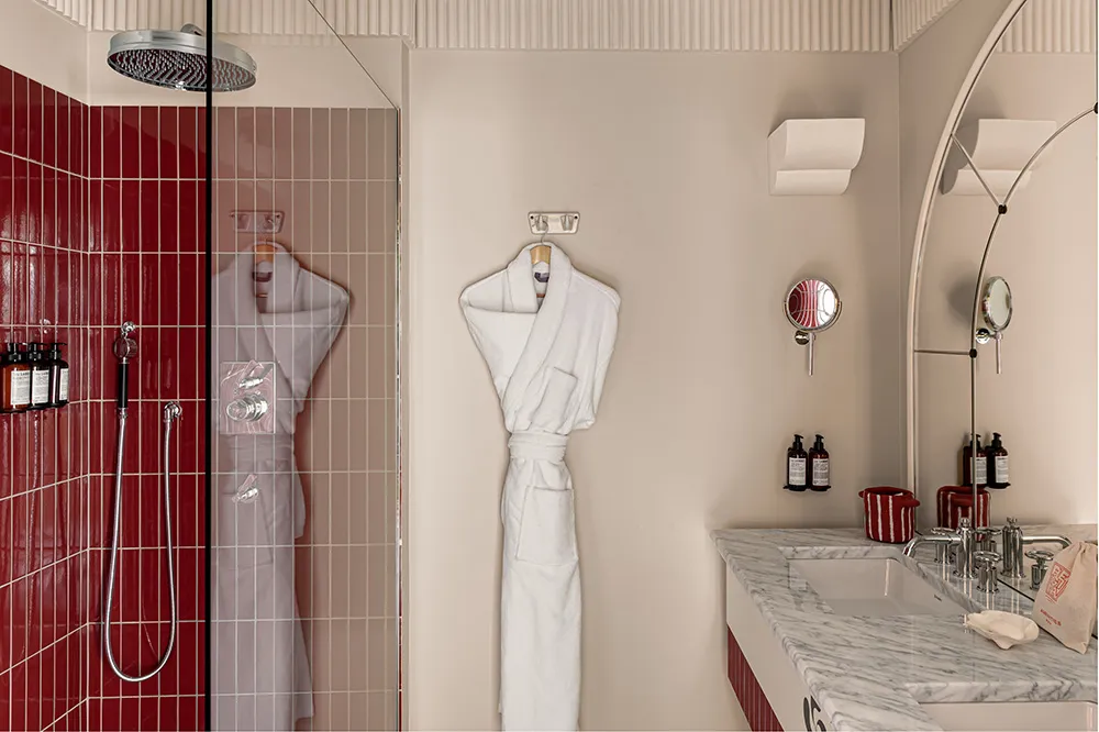 Полоски и смелые краски: стильный отель Regina Experimental на берегу океана - Gallery image 21