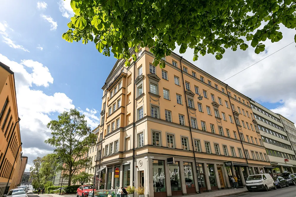 Styles et tons gris avec une cloison en verre : studio en Suède à Stockholm (54 m²) - Gallery image 27