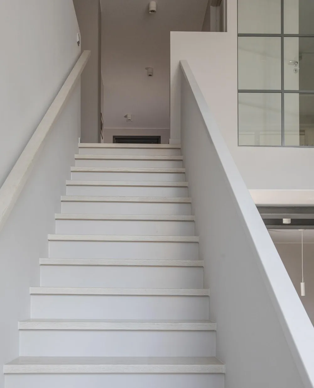 Spokojny skandynawski loft z czarną kuchnią i antresolą - Gallery image 12