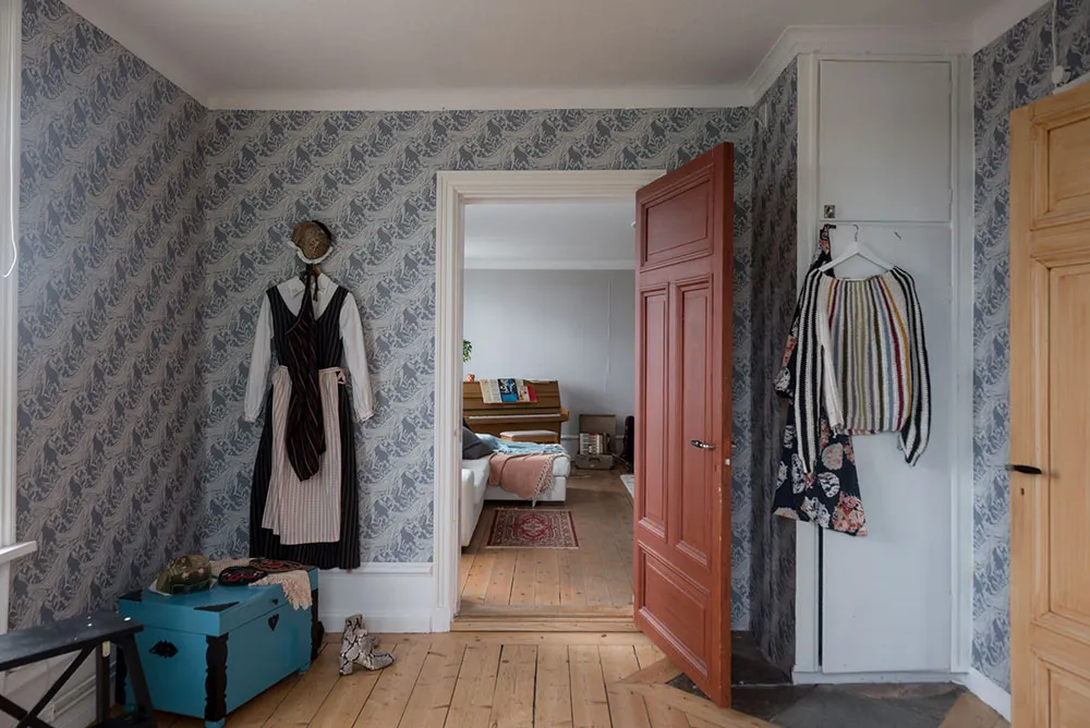 Atmosphärische blühdurchzogene Wandverkleidungen im skandinavischen Stil der schwedischen Datsche - Gallery image 26