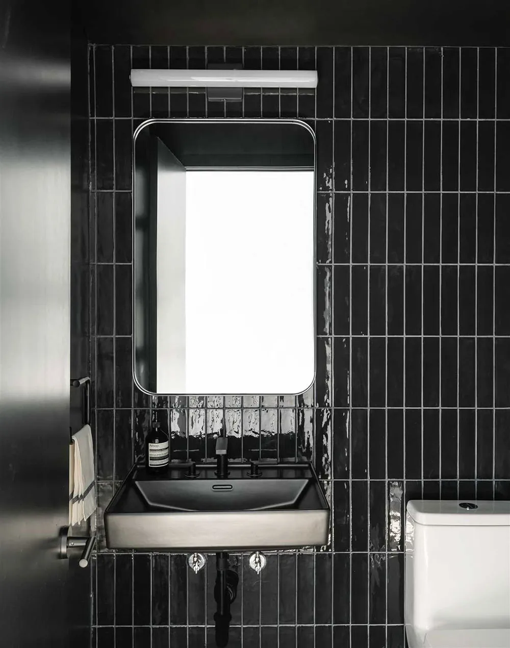 Високі стеля та багато вікон: будинок у амбарному стилі посеред лісу - Gallery image 16