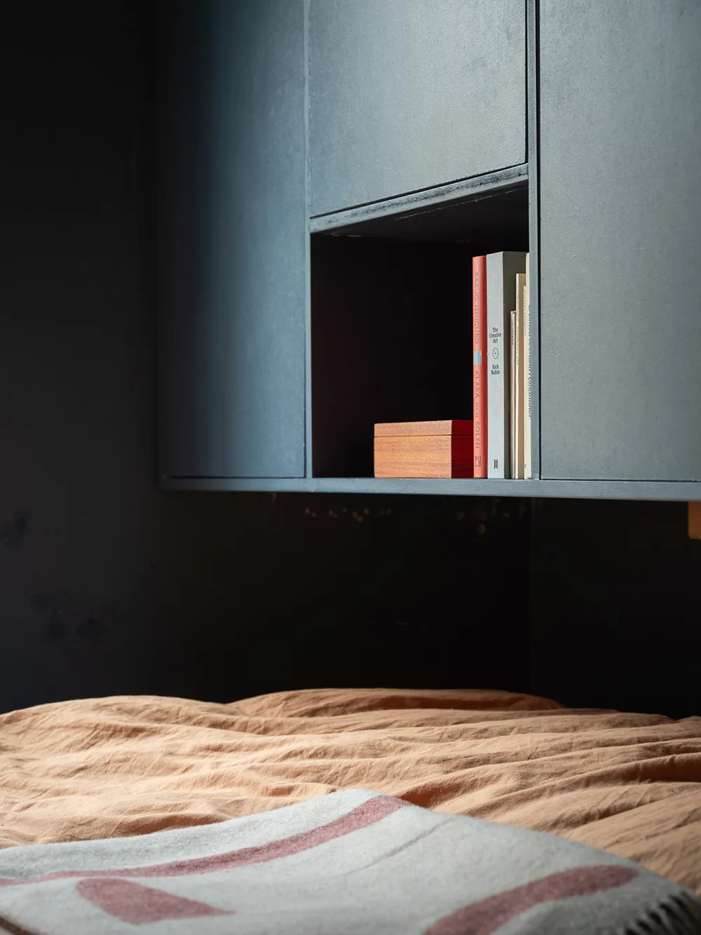 Красивые тёмно-синие стены в дизайне небольшой шведской квартиры (39 кв. м) - Gallery image 19