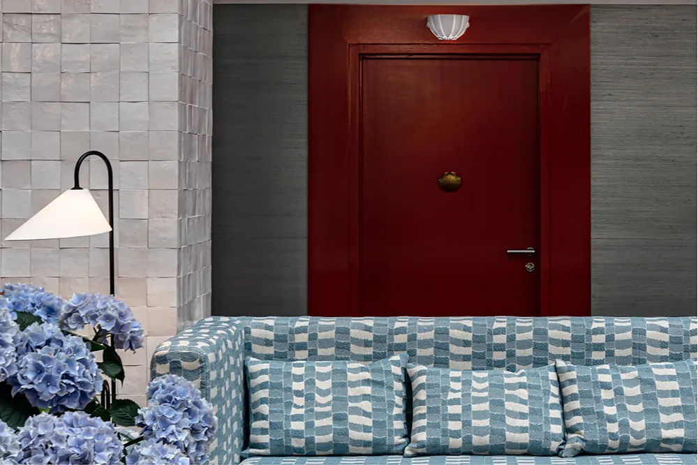 Полоски и смелые краски: стильный отель Regina Experimental на берегу океана - Gallery image 8