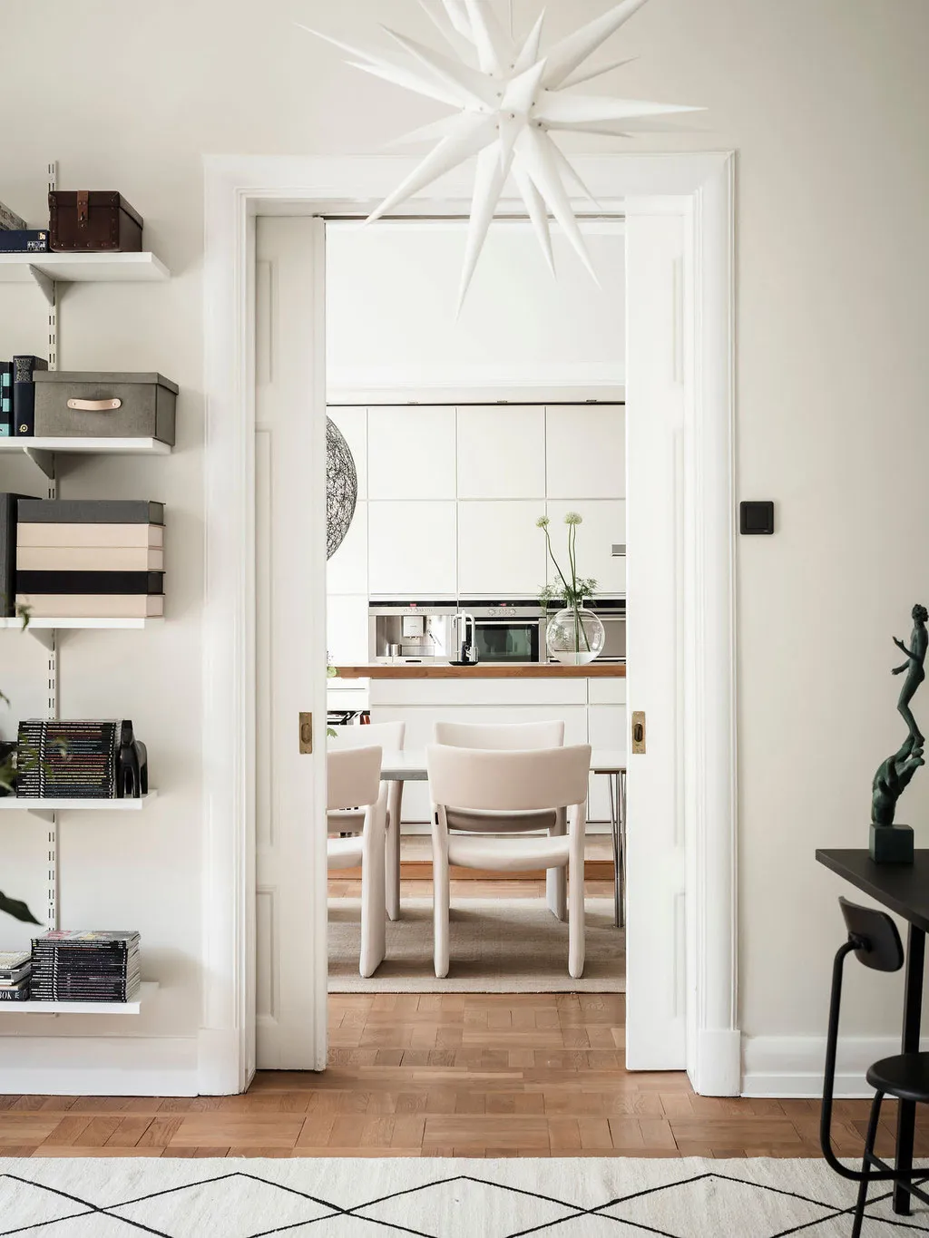 Простор и элегантность: большая и светлая квартира в Швеции - Gallery image 19