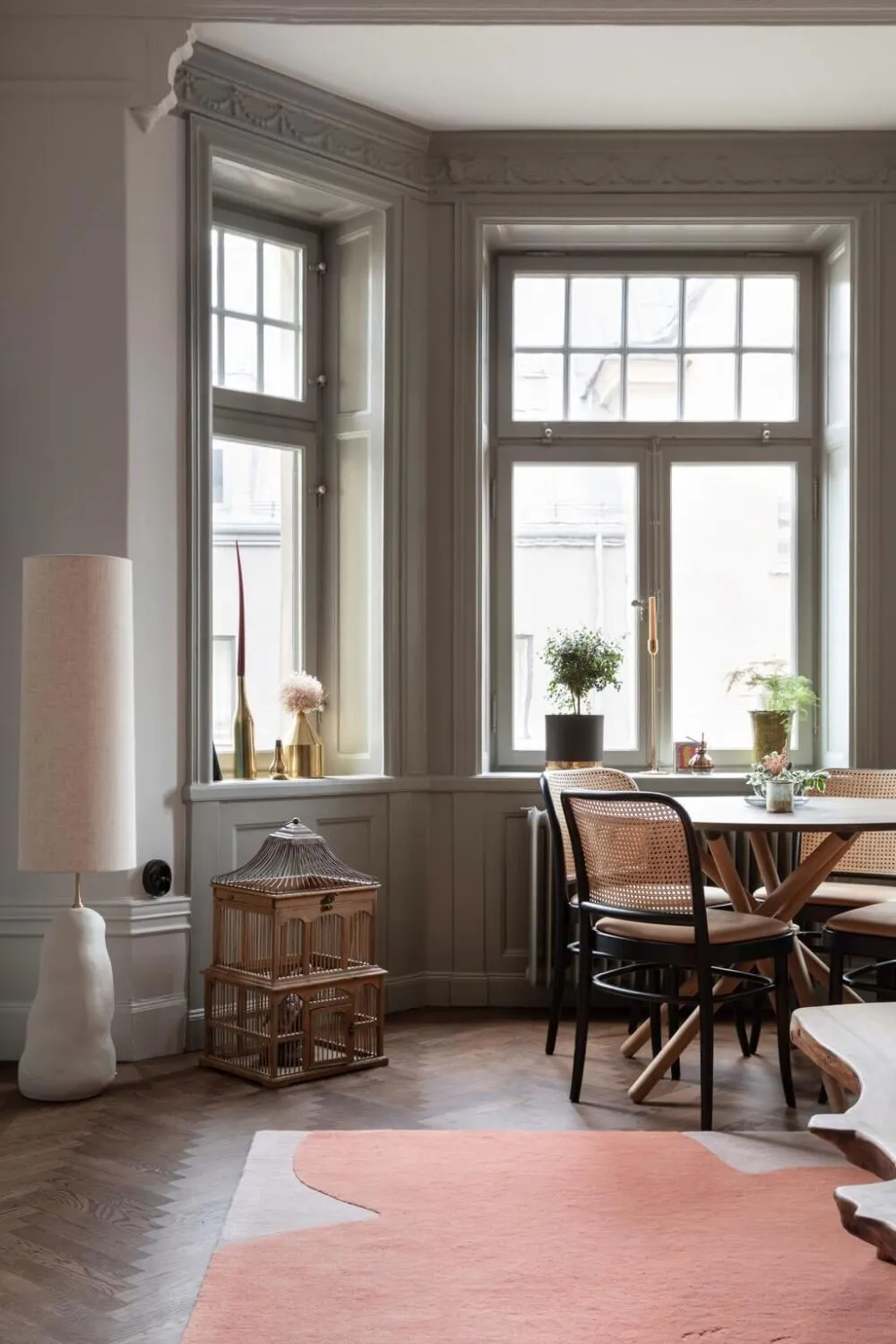 Schöne schwedische Wohnung mit Erker und klassischem Wanddekor - Gallery image 7