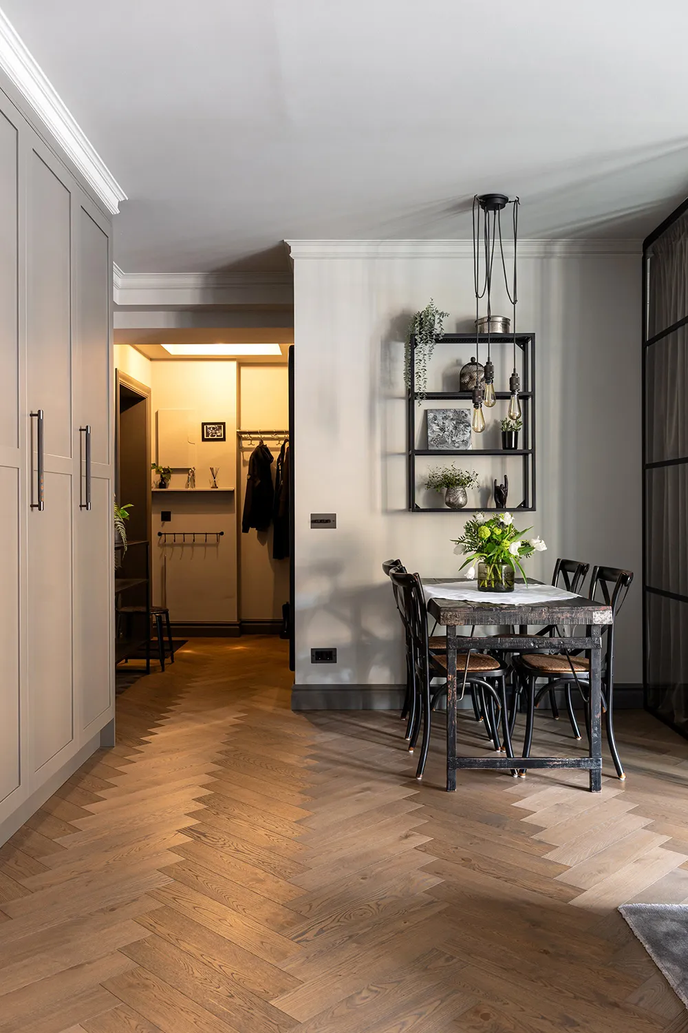 Styles et tons gris avec une cloison en verre : studio en Suède à Stockholm (54 m²) - Gallery image 24