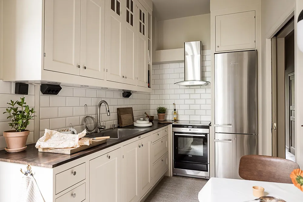 Стильные оттенки бежевого и зеленого в дизайне шведской квартиры (93 кв. м) - Gallery image 25