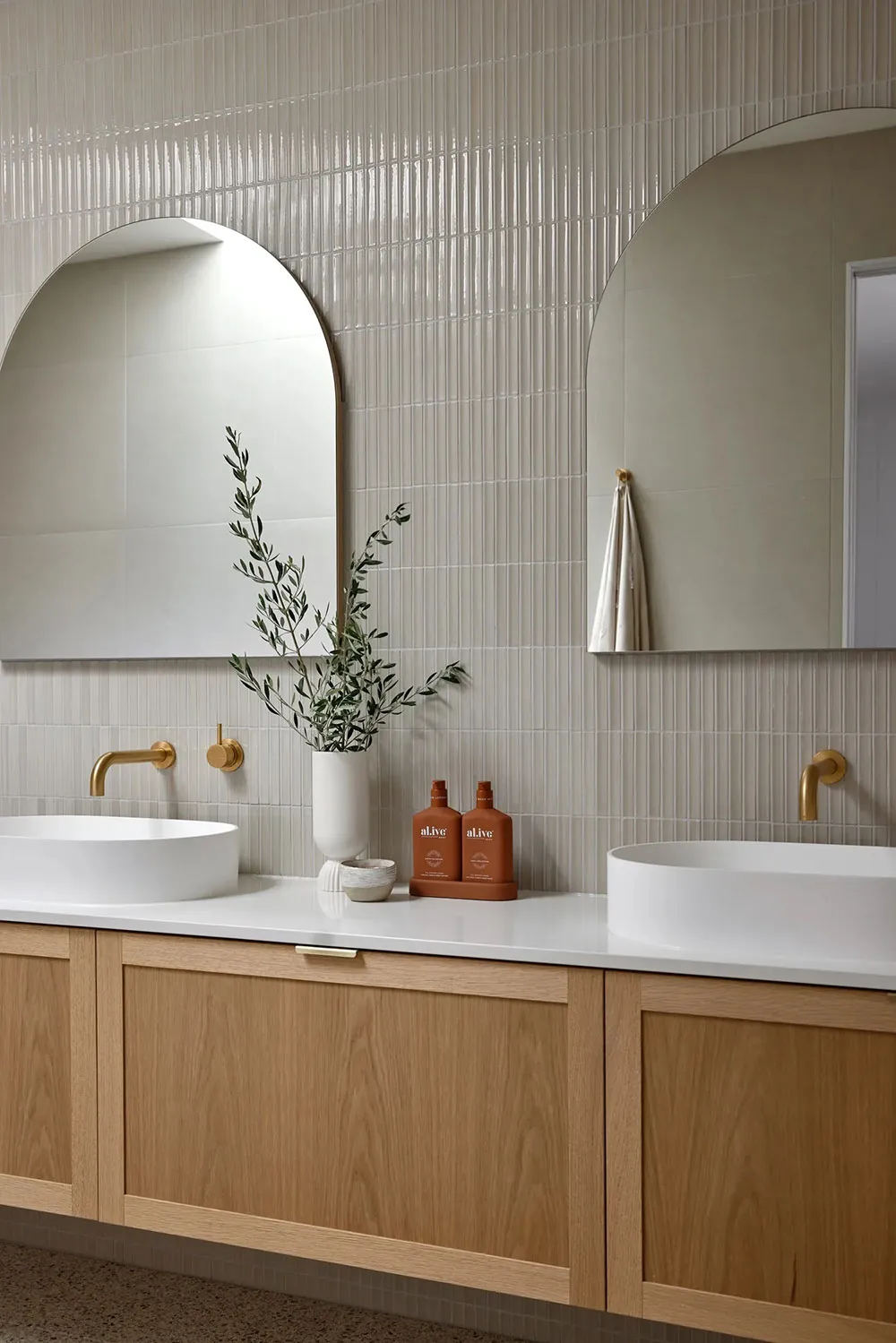 Interiores ligeros de un pequeño bungaló en la costa de Australia - Gallery image 28