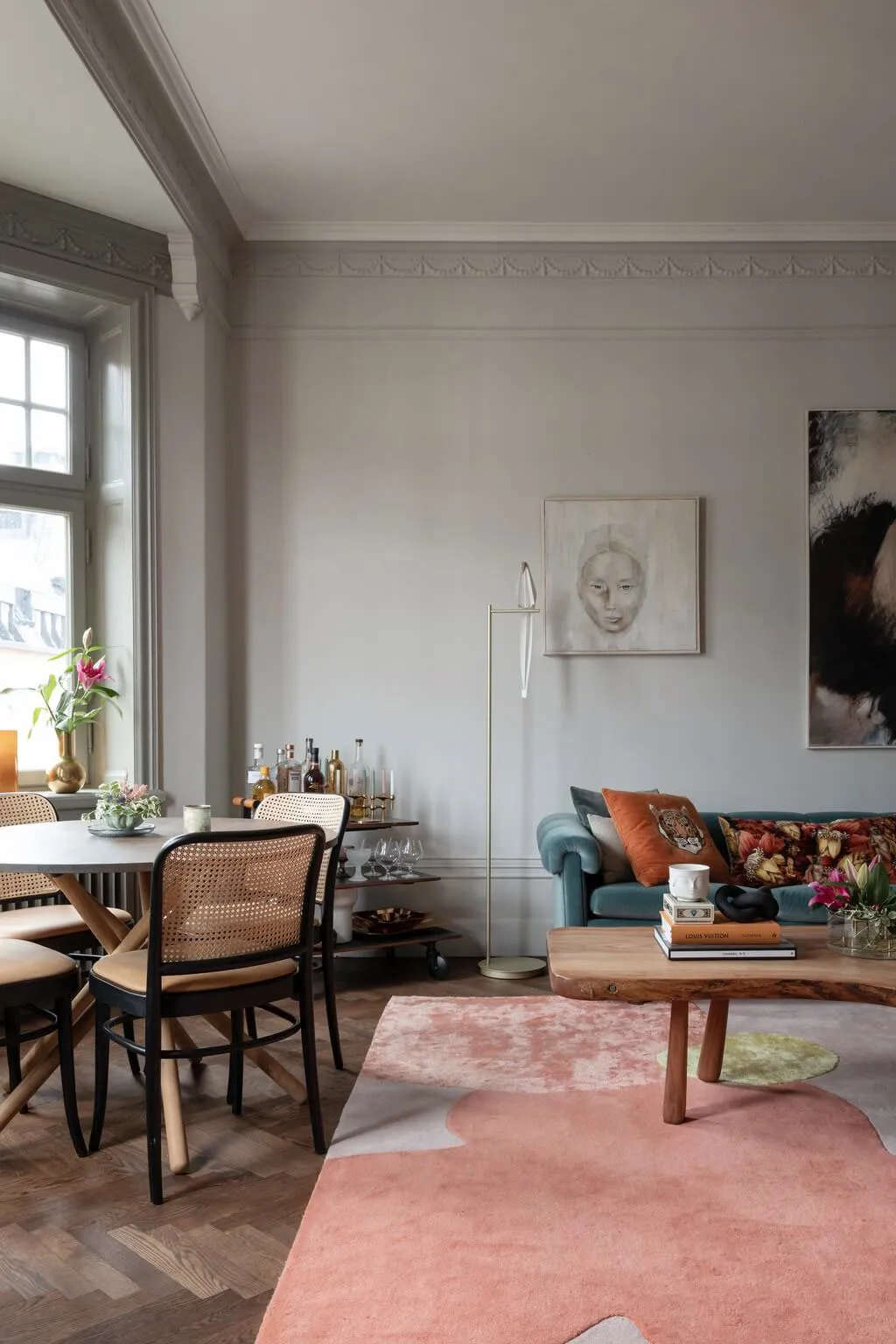 Schöne schwedische Wohnung mit Erker und klassischem Wanddekor - Gallery image 2