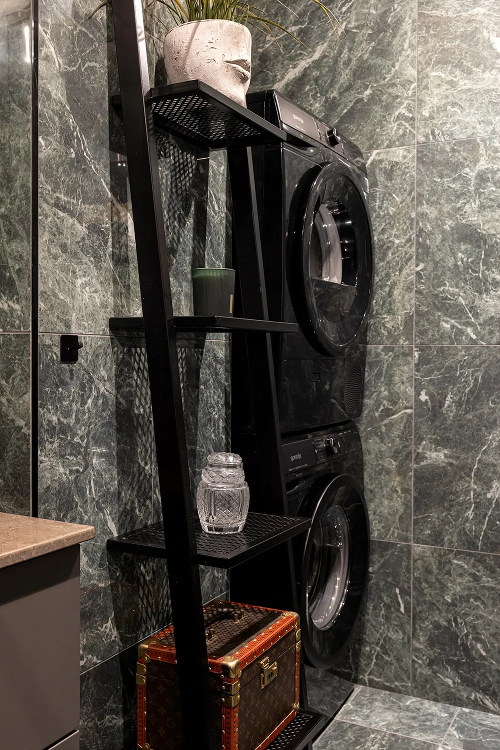 Styles et tons gris avec une cloison en verre : studio en Suède à Stockholm (54 m²) - Gallery image 23