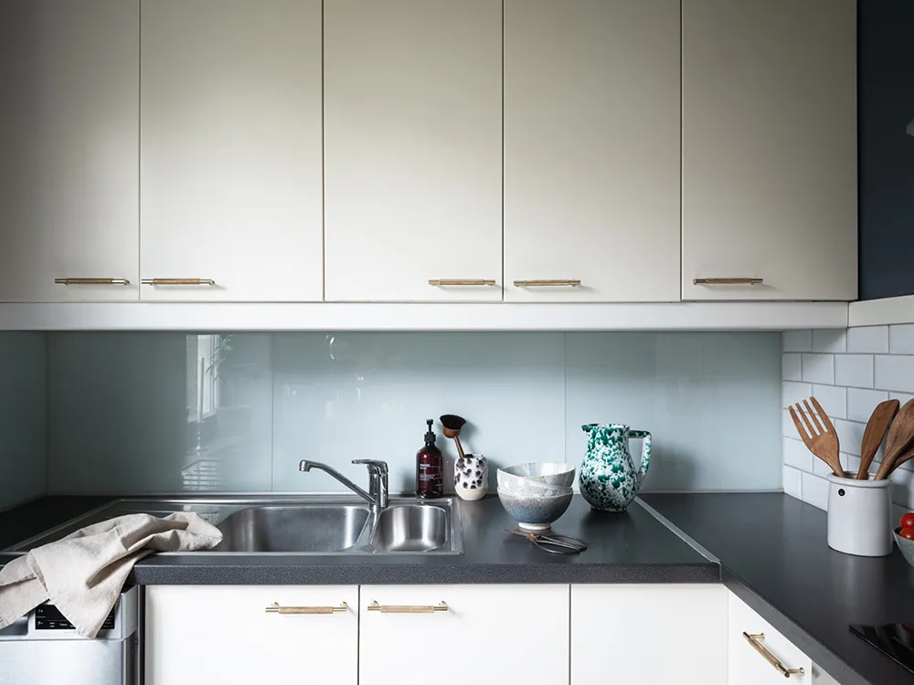 Красивые тёмно-синие стены в дизайне небольшой шведской квартиры (39 кв. м) - Gallery image 9