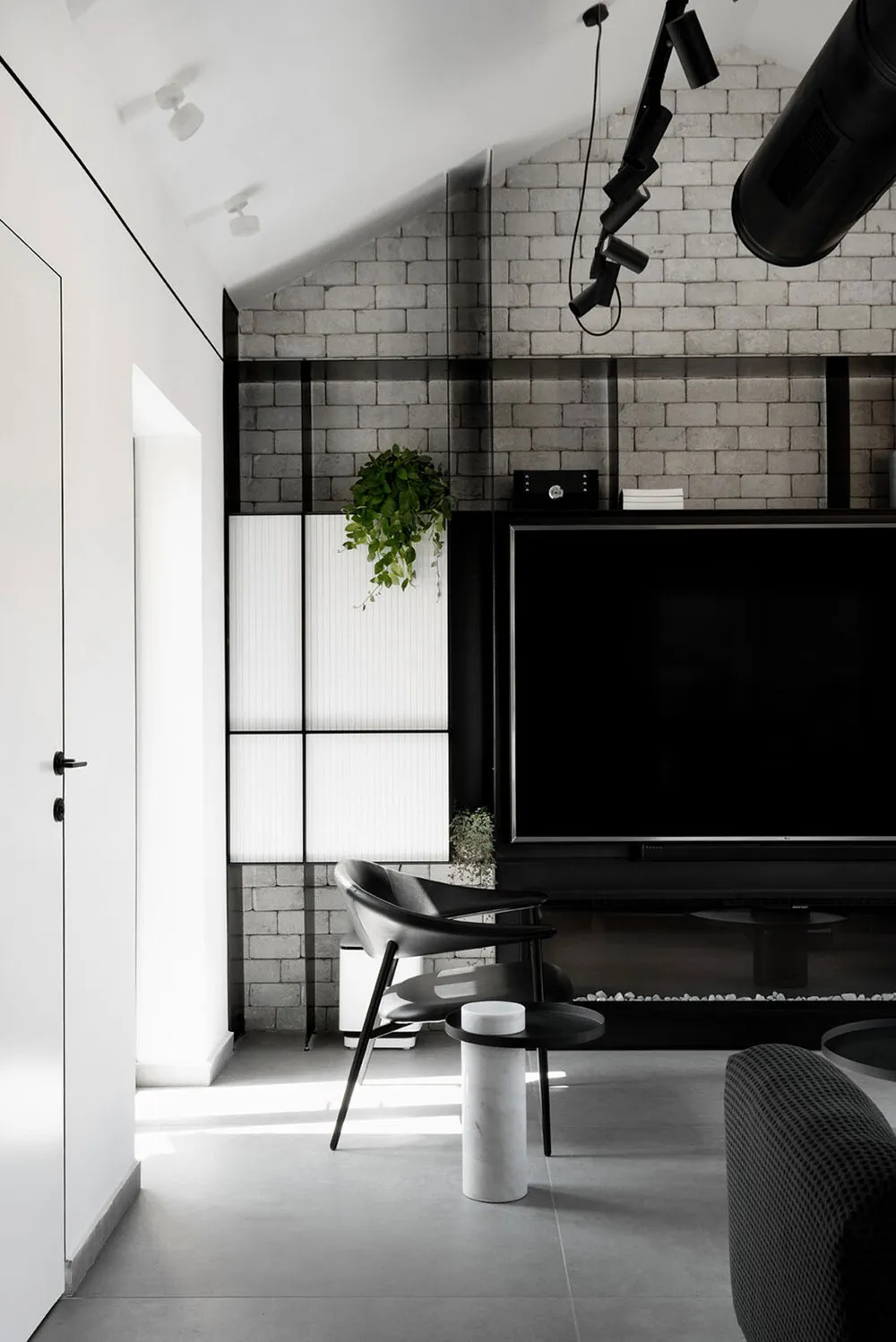 Black and White Minimalism in Duplex Design in Tel Aviv - Gallery image 1