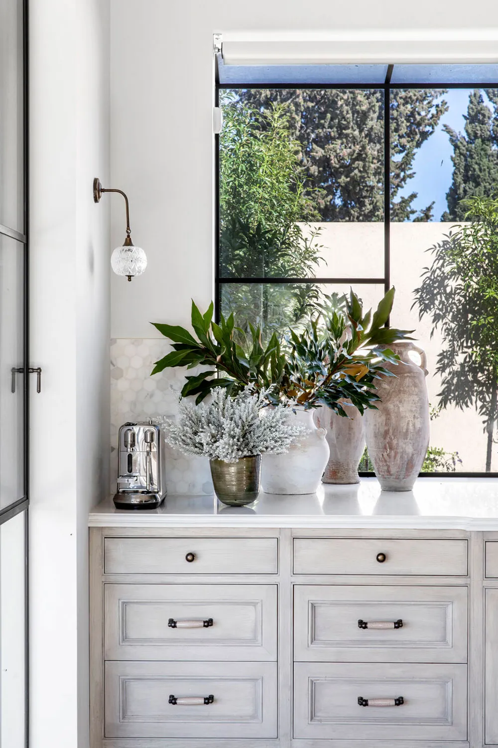 Beau maison en pierre en Israël avec beaucoup de blanc dans les intérieurs - Gallery image 5