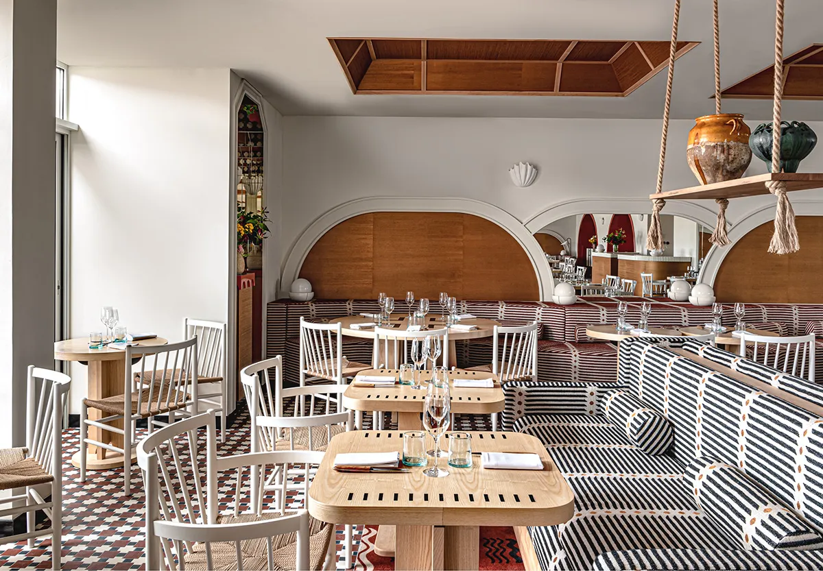 Полоски и смелые краски: стильный отель Regina Experimental на берегу океана - Gallery image 3