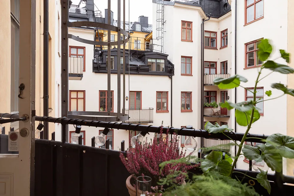 Естетичний інтер'єр невеликої квартири з ніжним декором - Gallery image 22